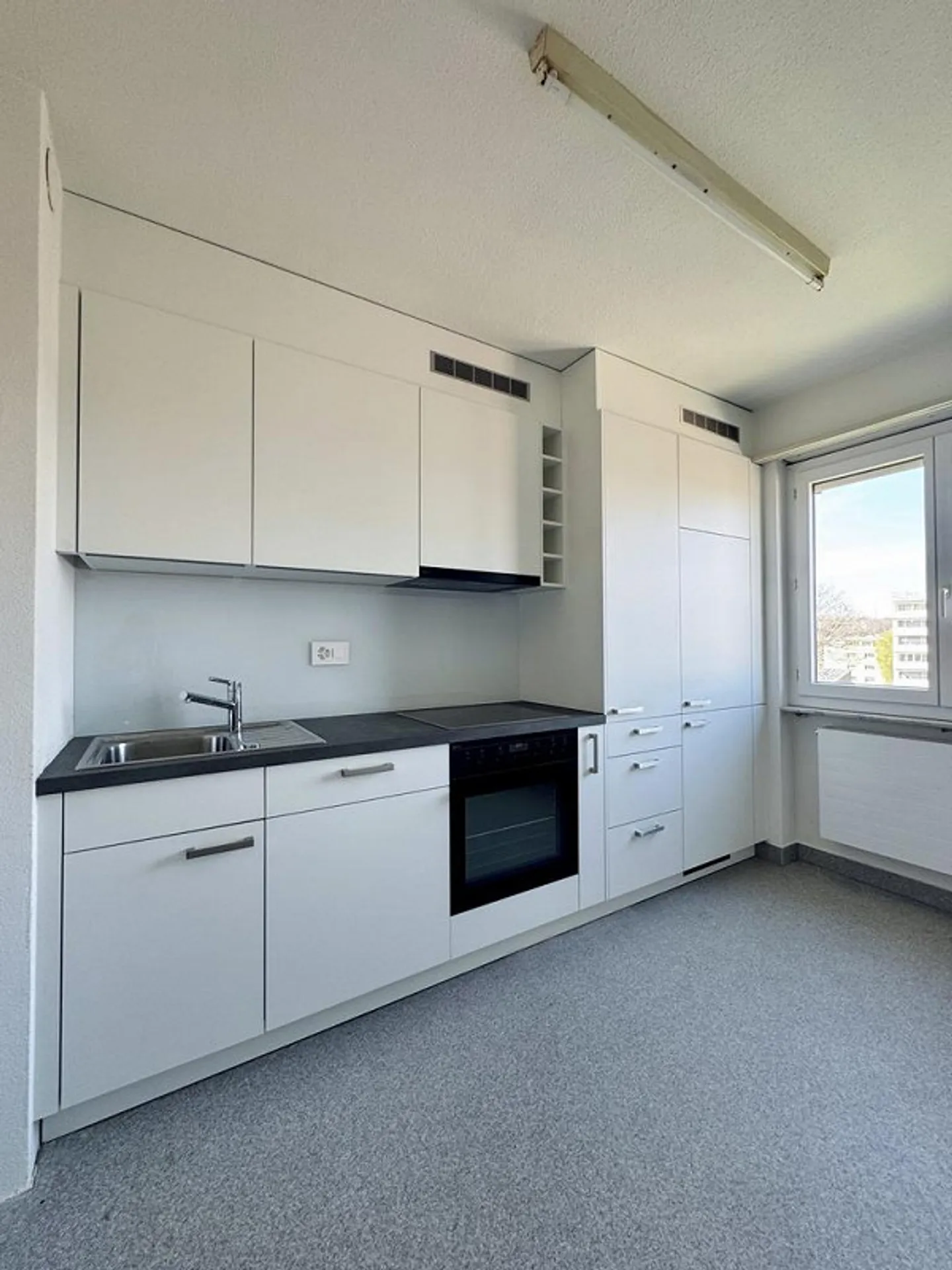Appartamento con nuova cucina e nuovi pavimenti - Foto 2 di 8