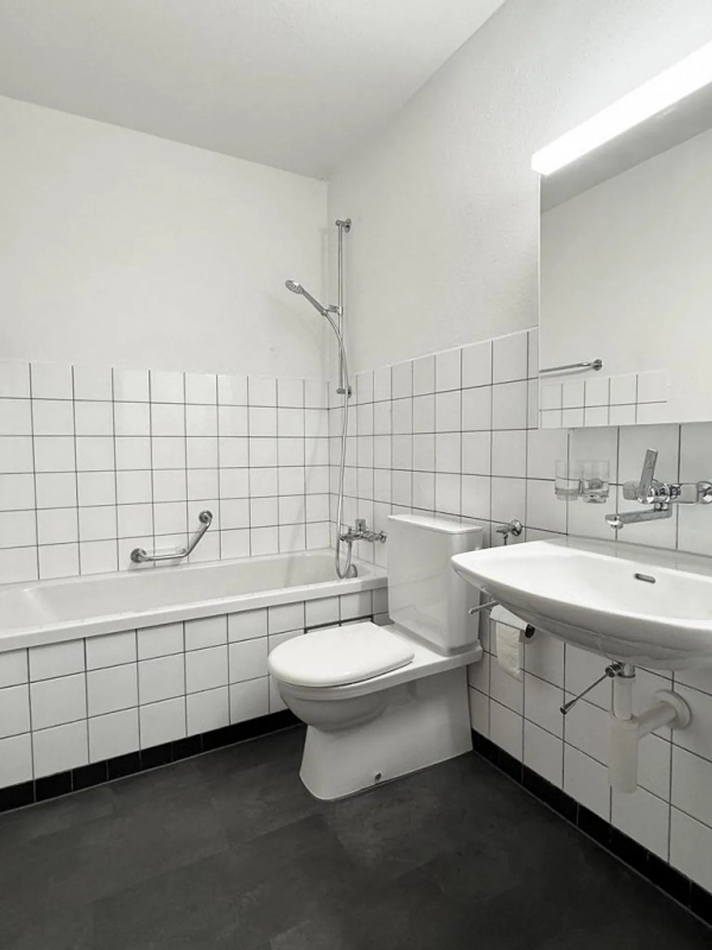 Appartamento con nuova cucina e nuovi pavimenti - Foto 3 di 8
