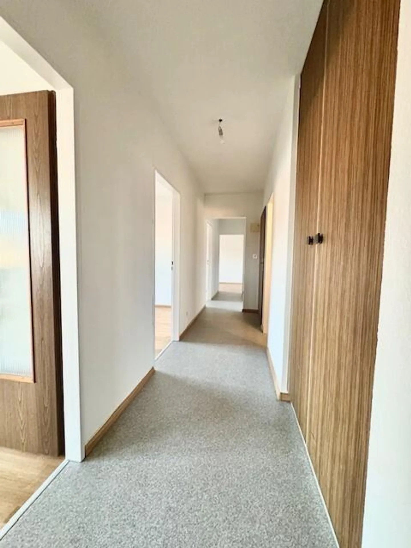 Appartamento con nuova cucina e nuovi pavimenti - Foto 8 di 8