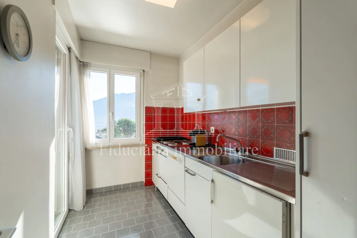 MURALTO - Appartement 2.5 pièces avec vue imprenable sur le lac et terrasse couverte - Photo 4 sur 8