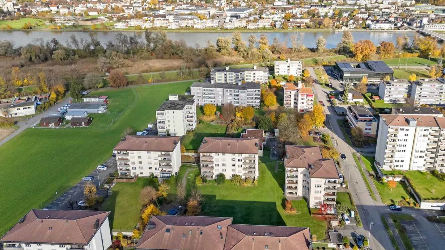 Appartement lumineux de 5,5 pièces avec grand balcon à Böttstein à vendre - Photo 2 sur 13