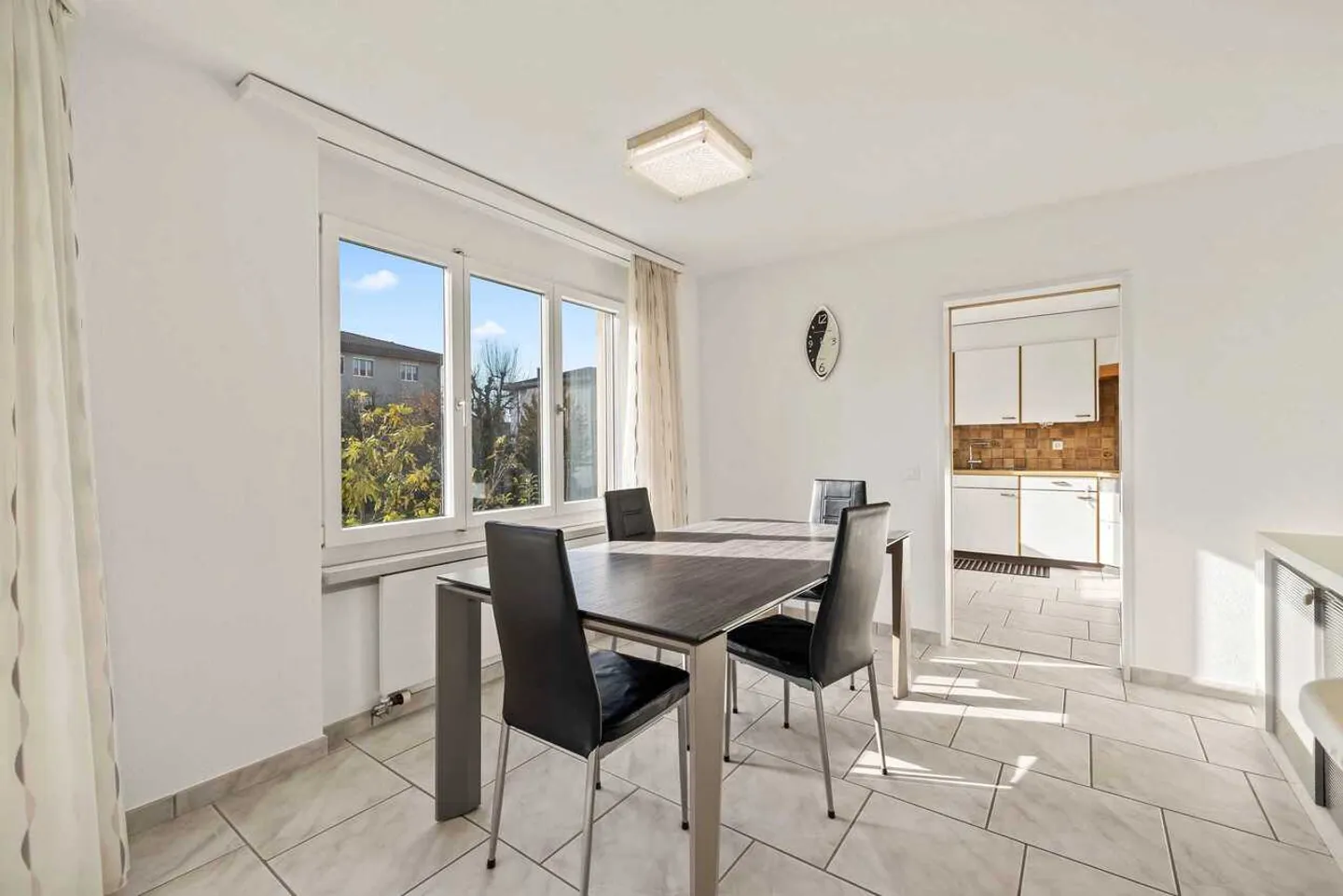 Appartement lumineux de 5,5 pièces avec grand balcon à Böttstein à vendre - Photo 6 sur 13