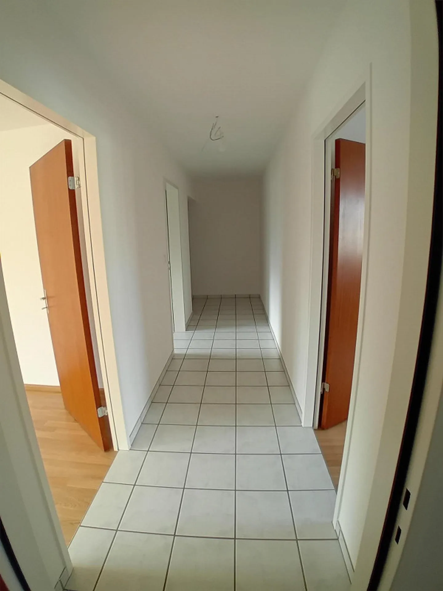 Modernes Apartment mit Balkon - Foto 4 von 10