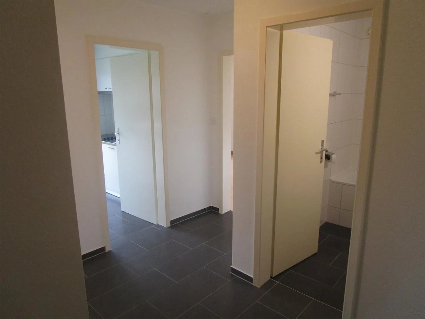 Appartement moderne et spacieux de 2.0 pièces - Photo 2 sur 6