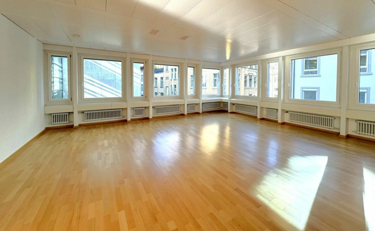 Spazio affittato luminoso con vista sul tranquillo cortile - Foto 2 di 11