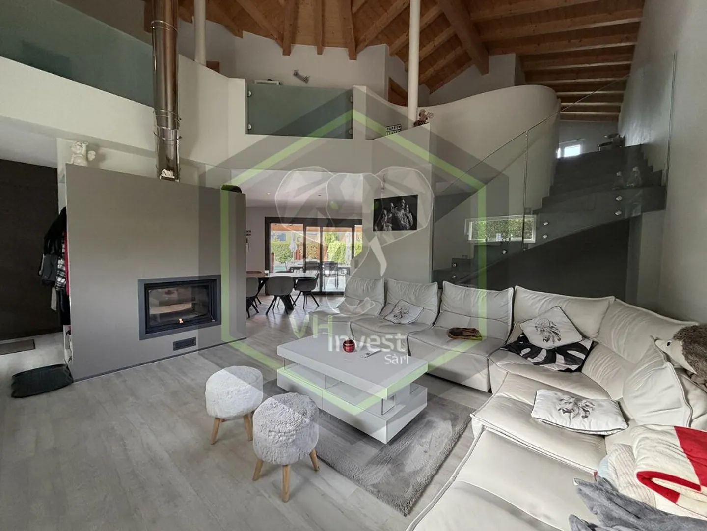Contemporary Villa with Pool - Photo 3 of 9