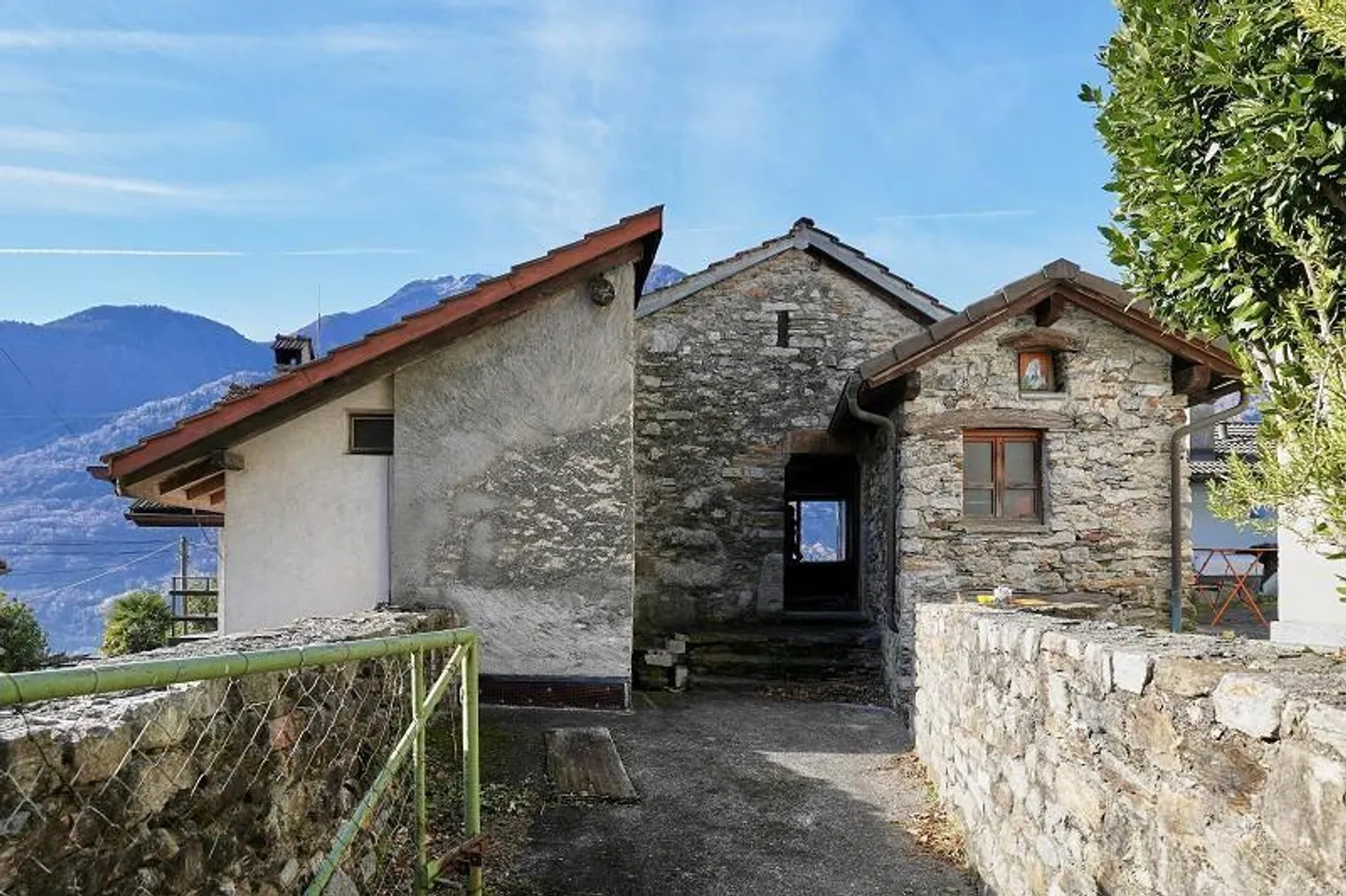 4 1/2-Room House with Two Outbuildings in a Very Quiet, Sunny Location - Photo 4 of 41