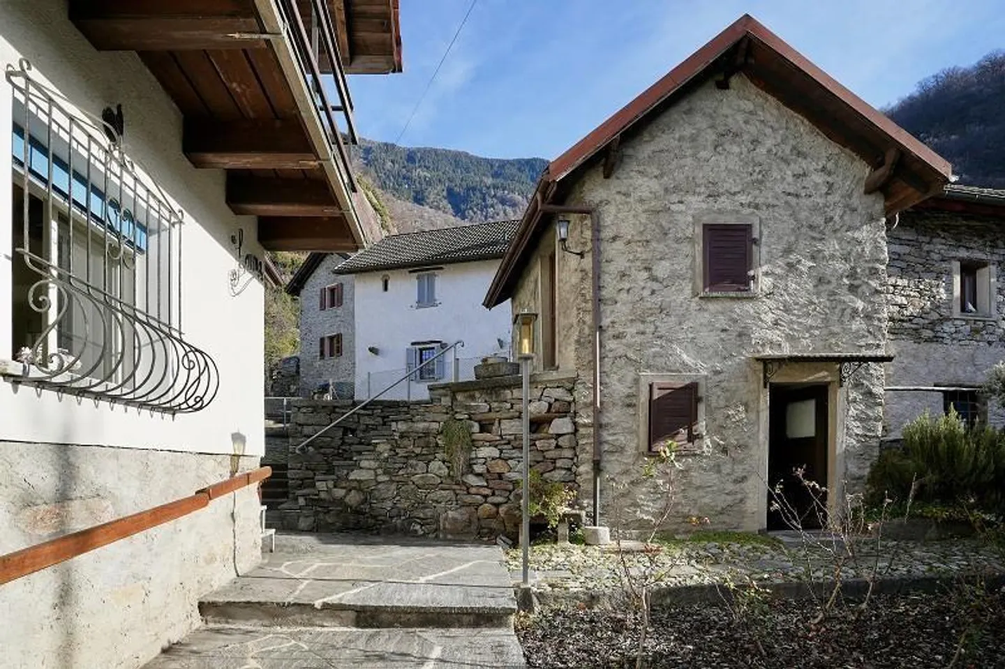 4 1/2-Room House with Two Outbuildings in a Very Quiet, Sunny Location - Photo 5 of 41