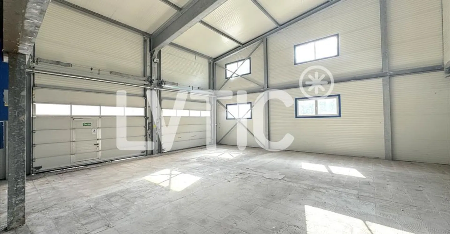 2200 m2 Halle auf einem 3000 m2 Grundstück in Sierre zu verkaufen - Foto 1 von 6