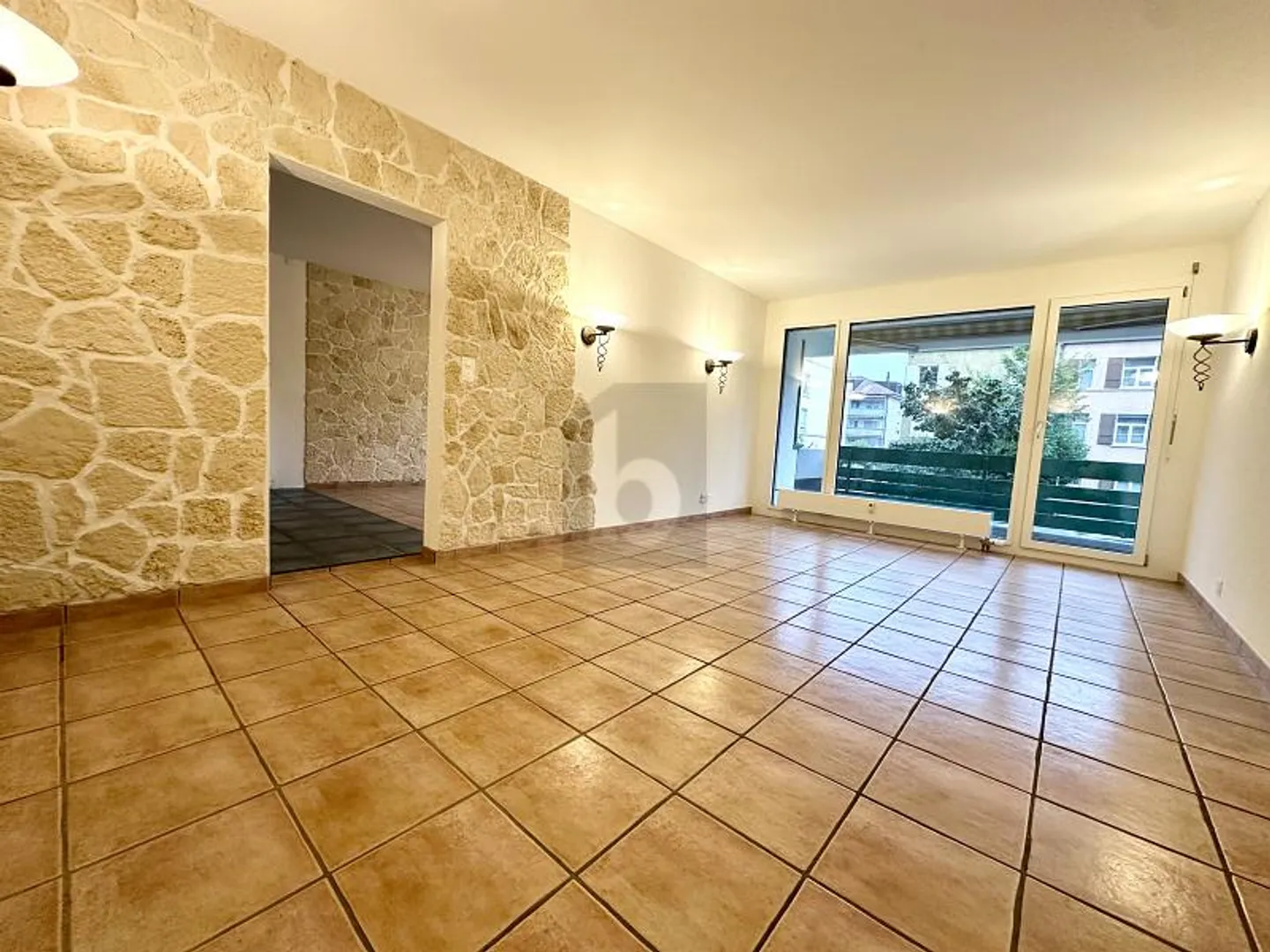 LUMINEUX AVEC BEAUCOUP DE POTENTIEL INCLUANT UN GARAGE SOUS-SOL - Photo 4 sur 6