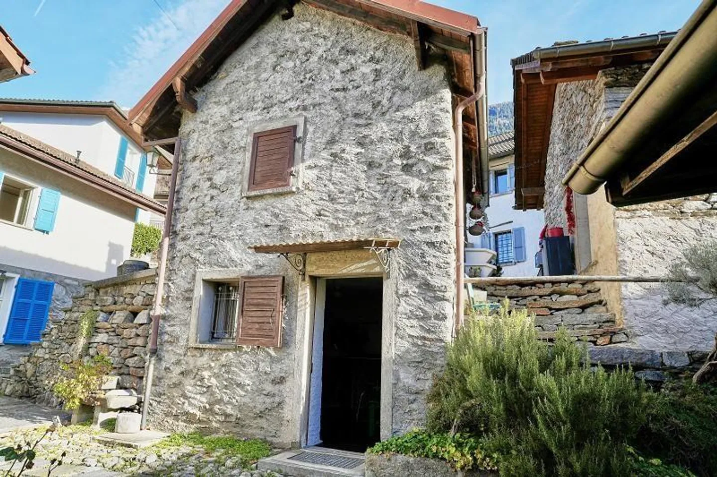 4 1/2-Room House with Two Outbuildings in a Very Quiet, Sunny Location - Photo 6 of 41