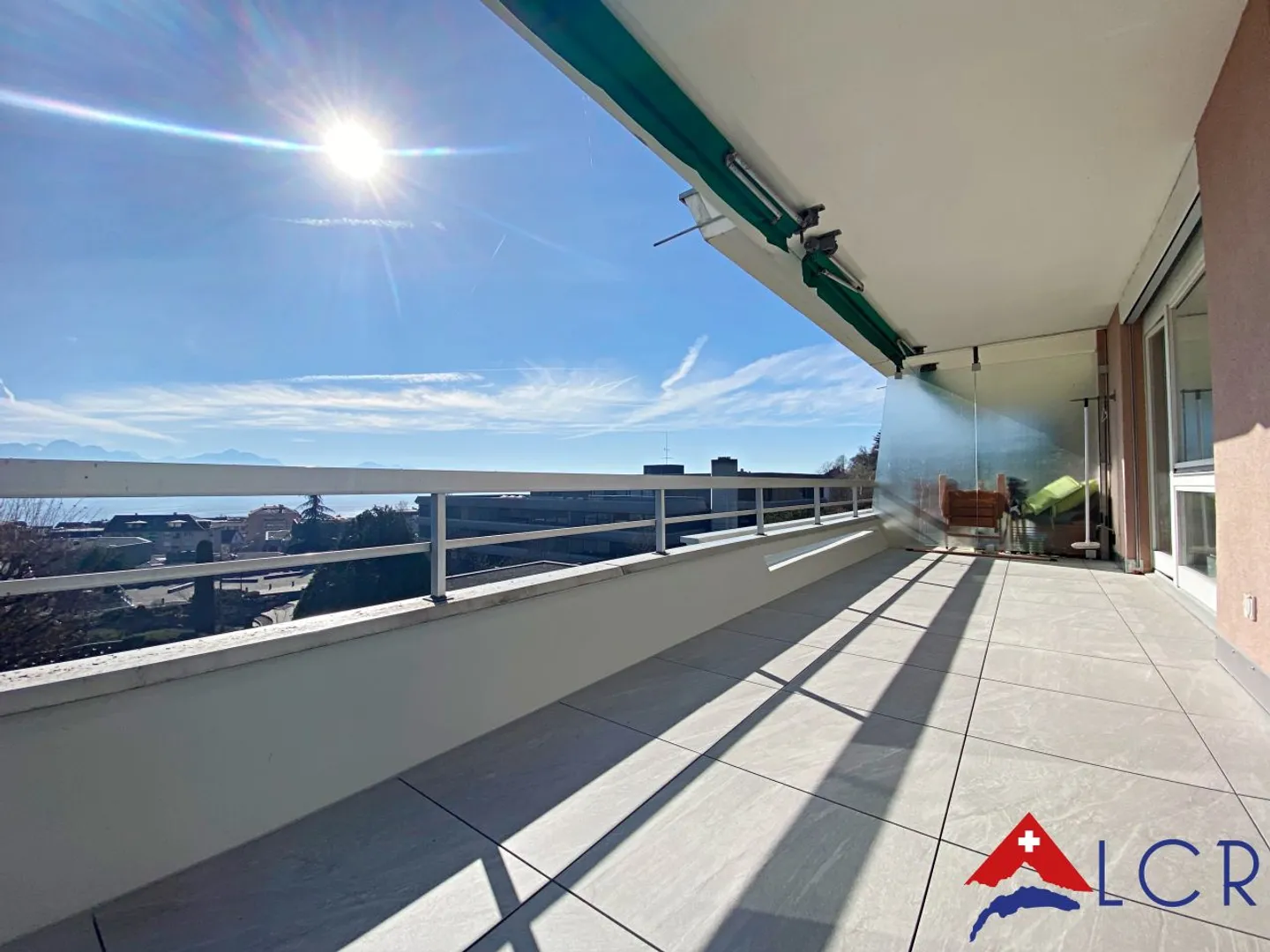 Magnifico appartamento arredato con 5 stanze con vista lago - Foto 1 di 13