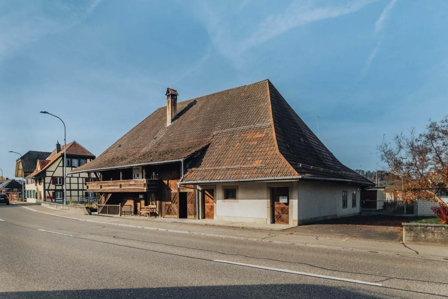 Ferme historique avec potentiel de développement dans le centre du village de Madiswil - Photo 2 sur 25