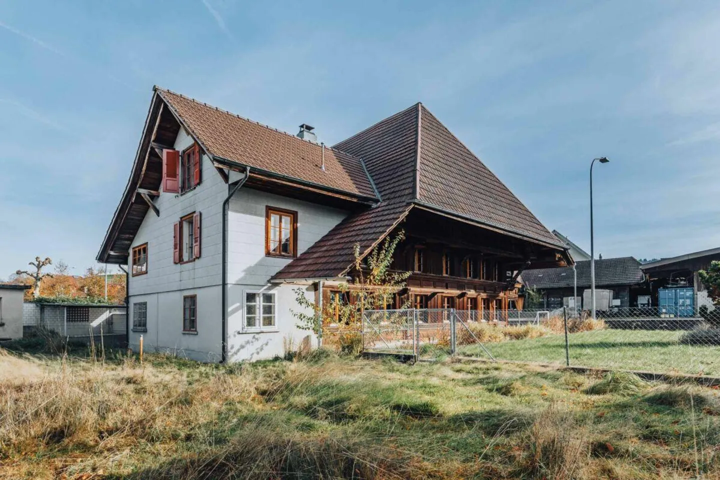 Ferme historique avec potentiel de développement dans le centre du village de Madiswil - Photo 3 sur 25
