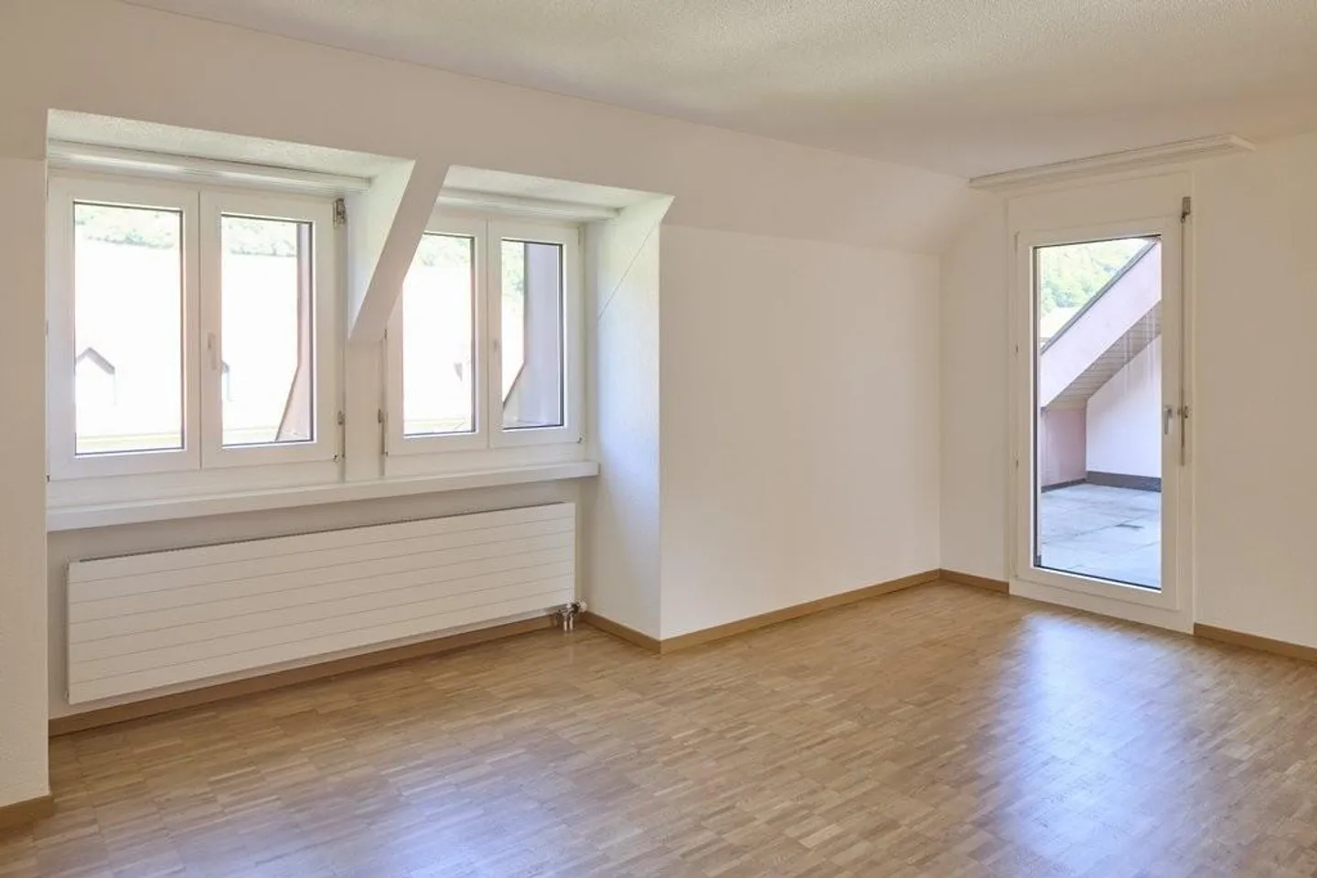 RENT WITHOUT DEPOSIT - newly renovated attic apartment - Photo 4 of 10