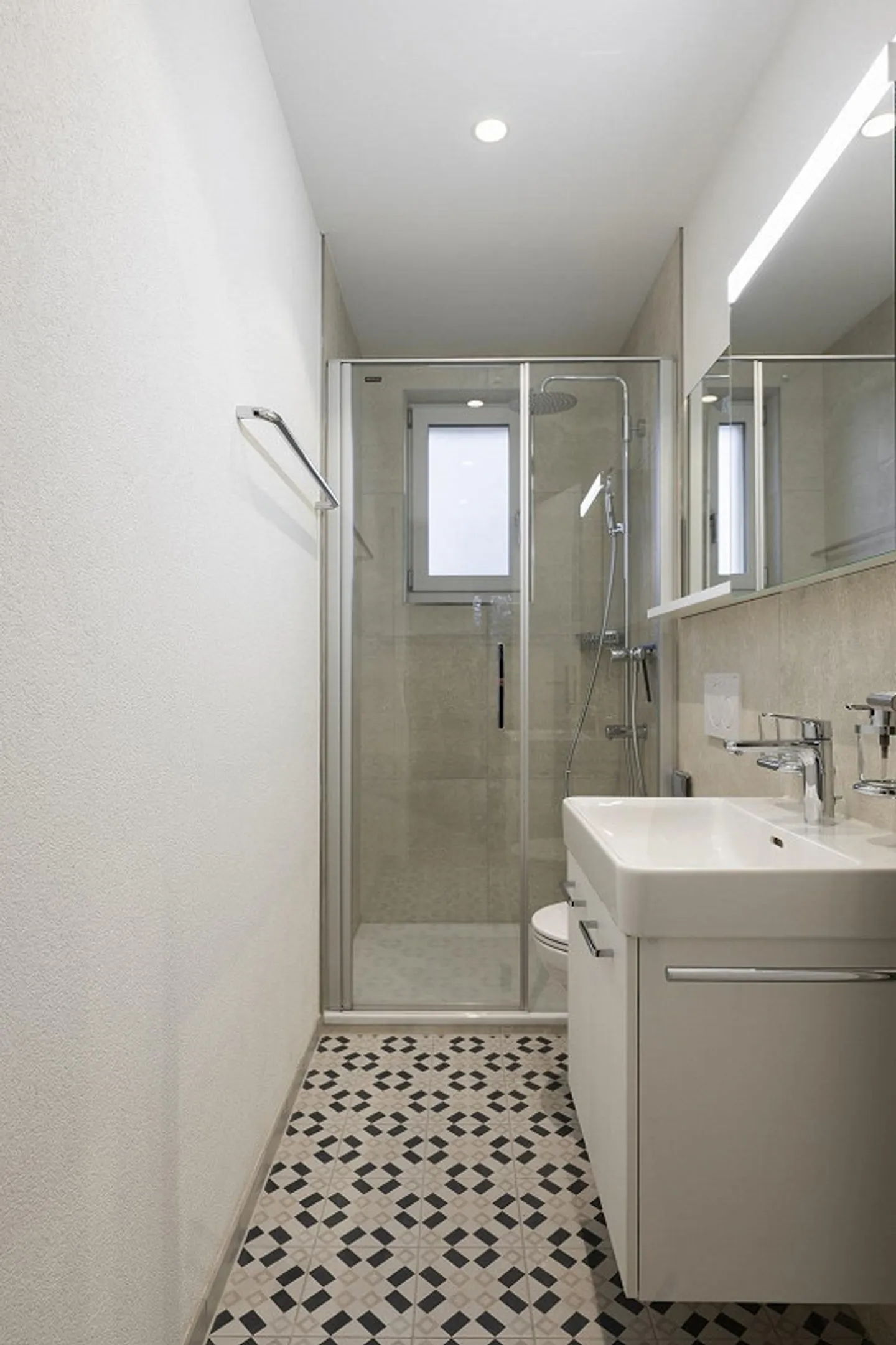 Exclusive 3.5-room apartment in completely renovated multi-family house - Photo 3 of 13