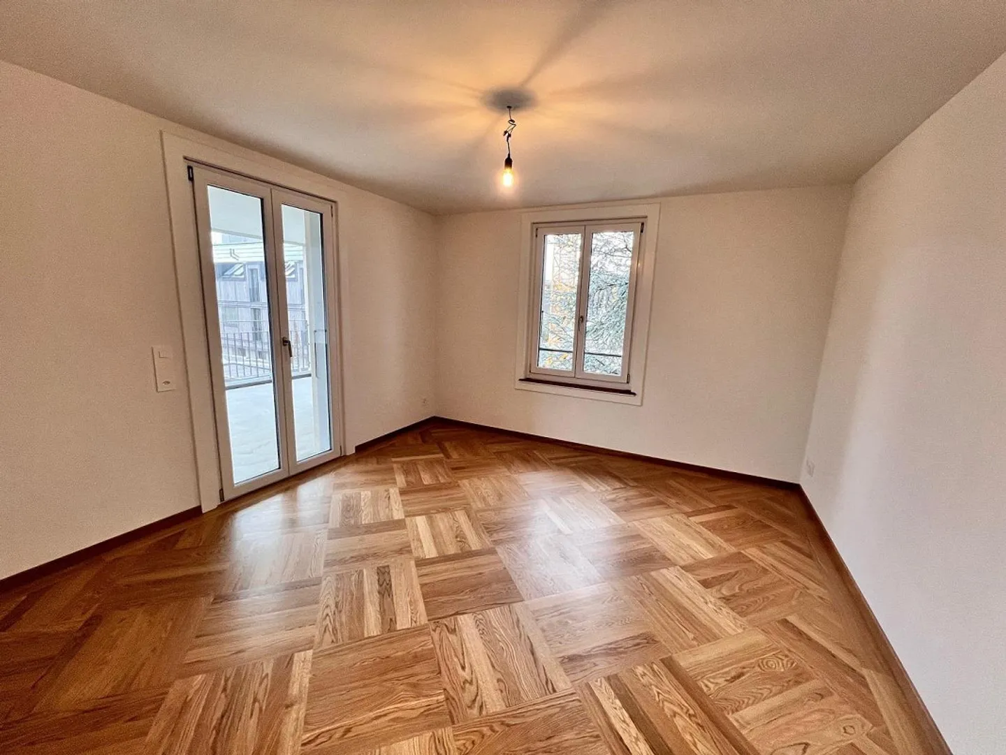 Exclusive 3.5-room apartment in completely renovated multi-family house - Photo 5 of 13