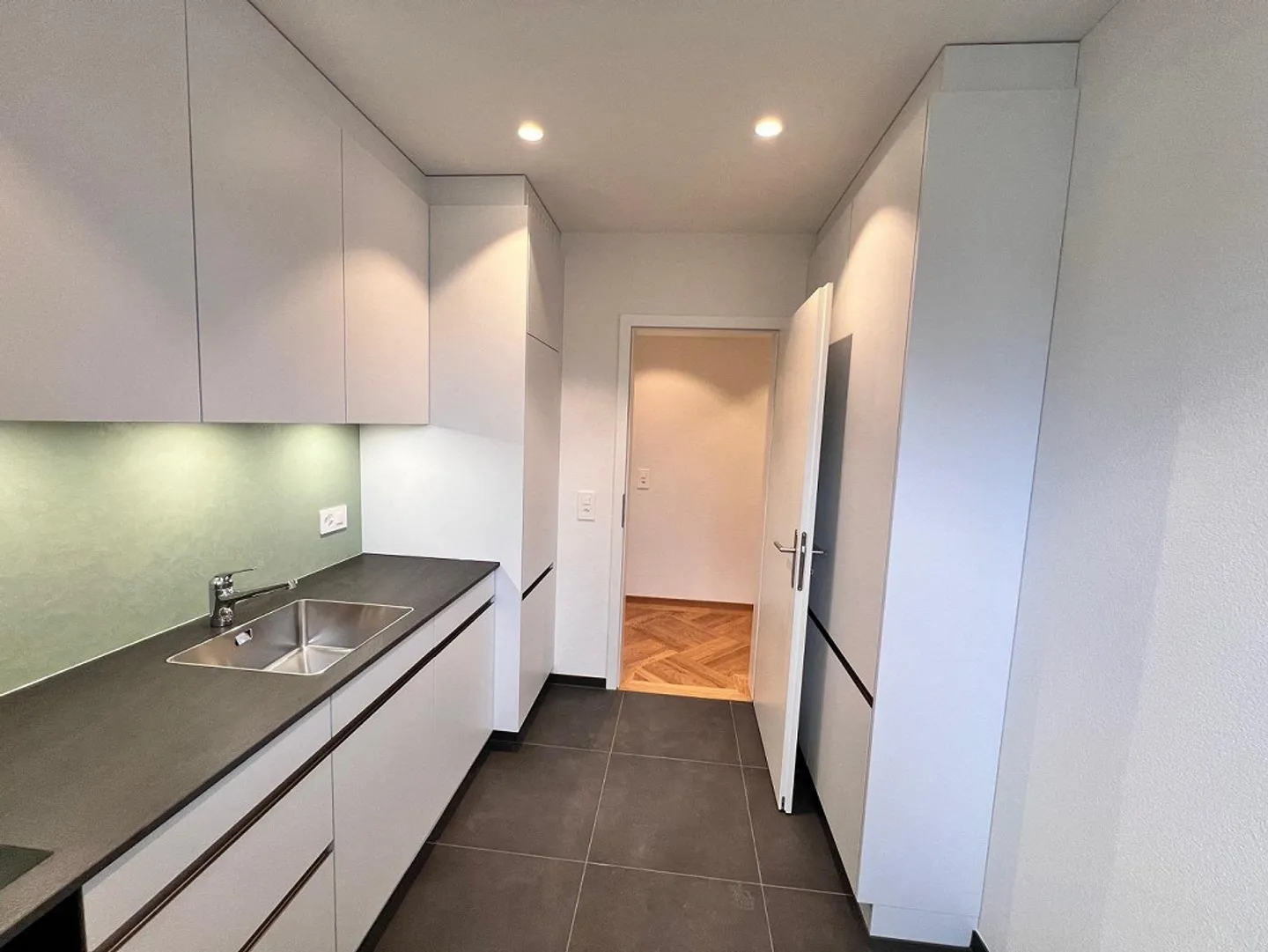 Exclusive 3.5-room apartment in completely renovated multi-family house - Photo 2 of 13