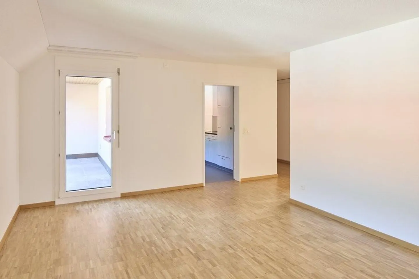 RENT WITHOUT DEPOSIT - newly renovated attic apartment - Photo 5 of 10