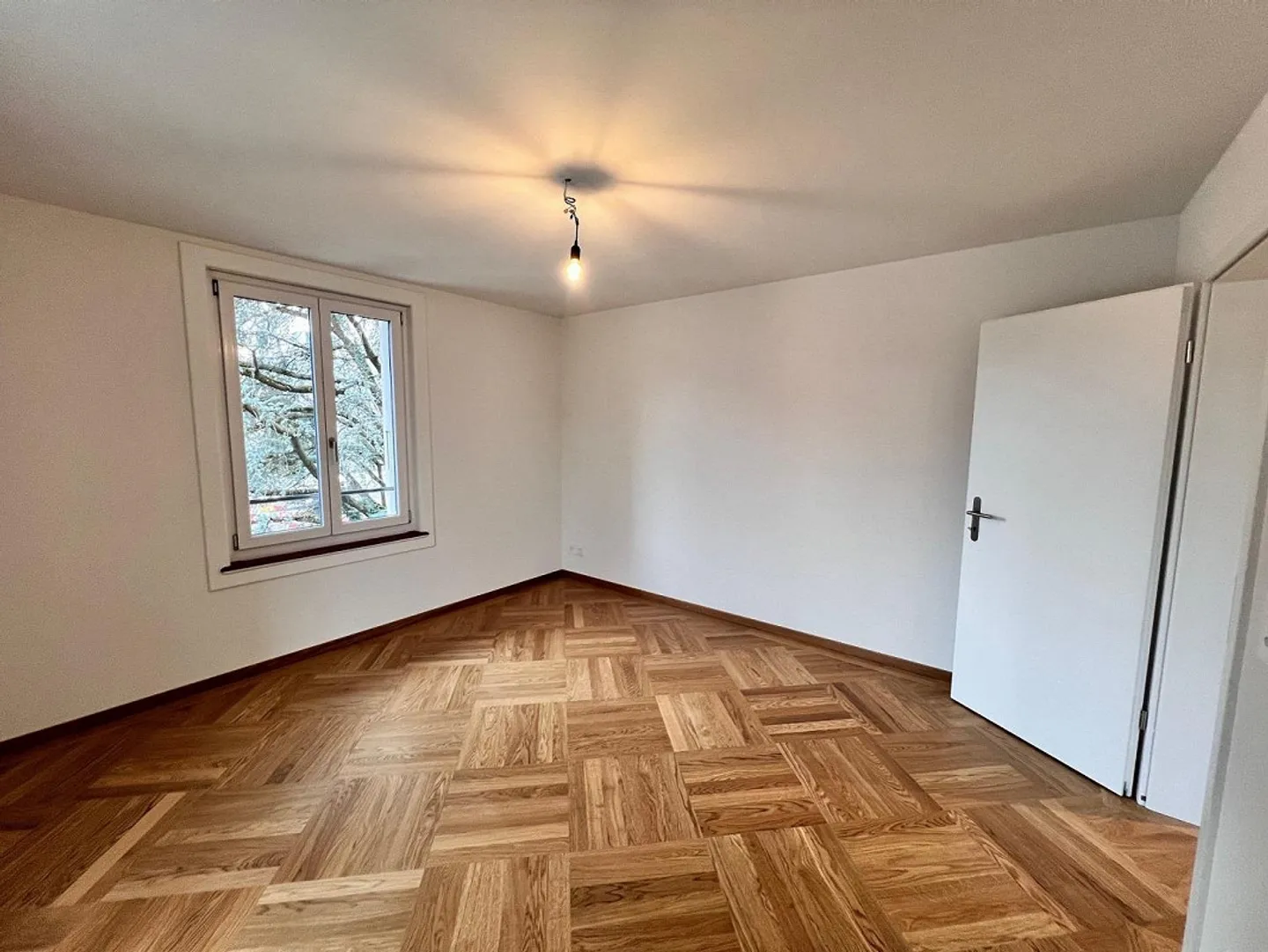 Exclusive 3.5-room apartment in completely renovated multi-family house - Photo 6 of 13