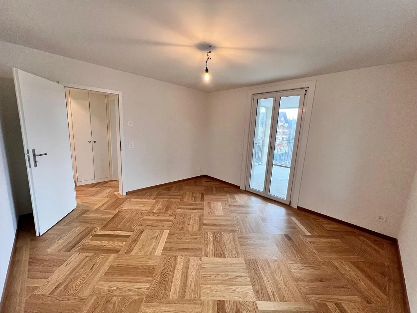 Exclusive 3.5-room apartment in completely renovated multi-family house - Photo 7 of 13