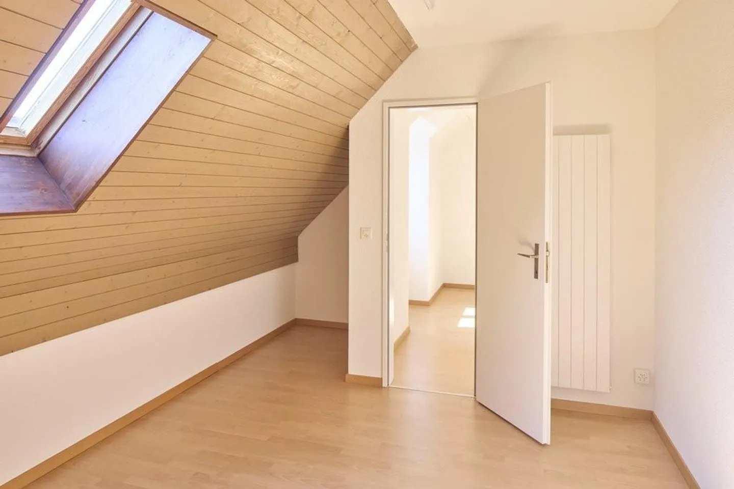 RENT WITHOUT DEPOSIT - newly renovated attic apartment - Photo 7 of 10
