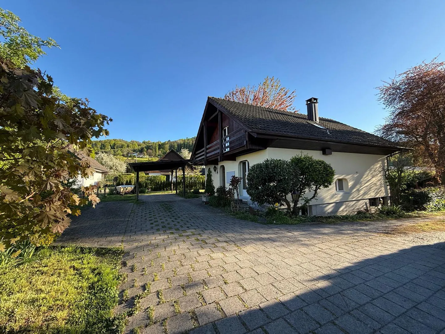 Charming 6.5 Room Single-Family House with Unobstructed Lake View - Photo 2 of 24