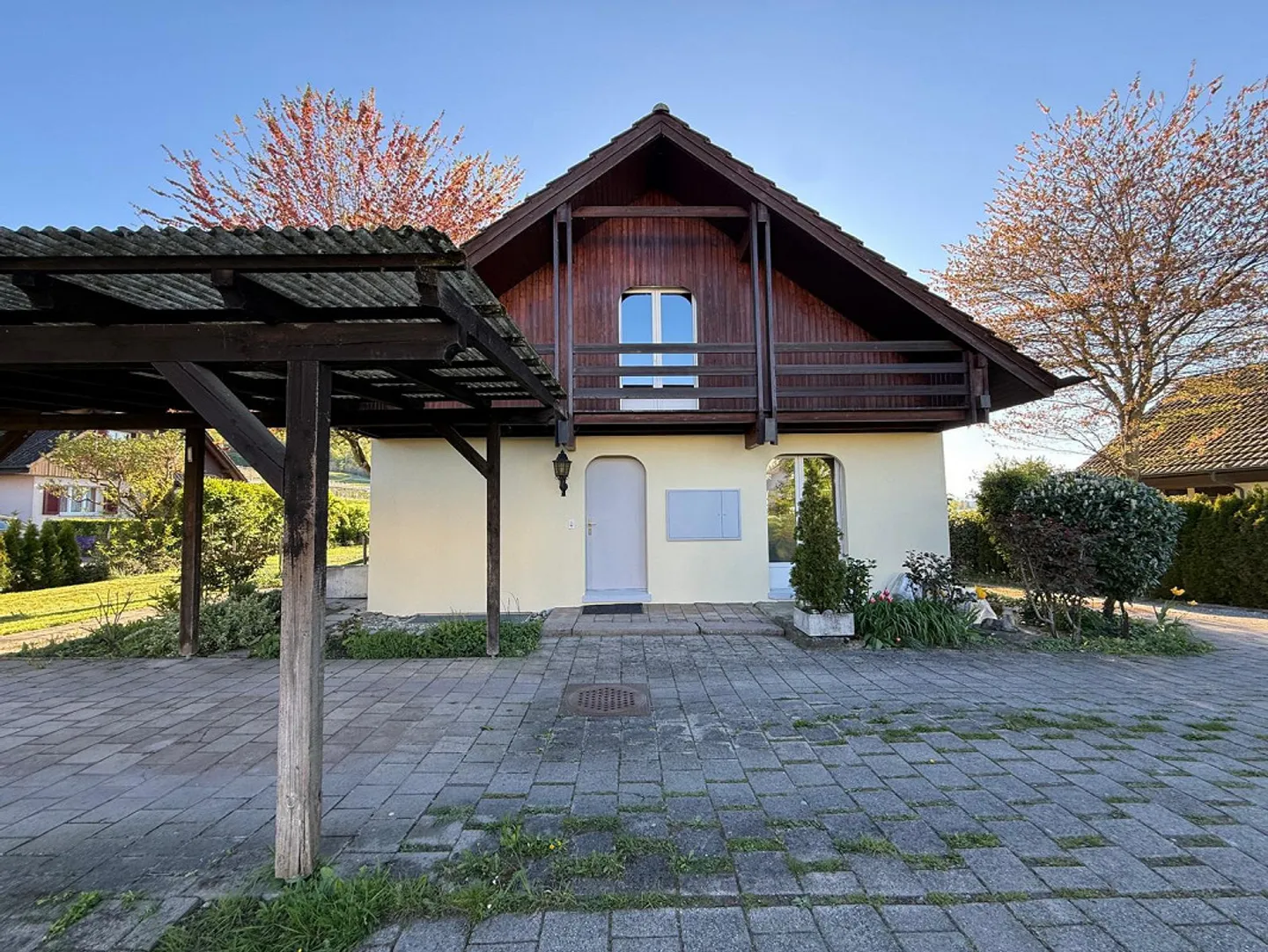 Charming 6.5 Room Single-Family House with Unobstructed Lake View - Photo 3 of 24