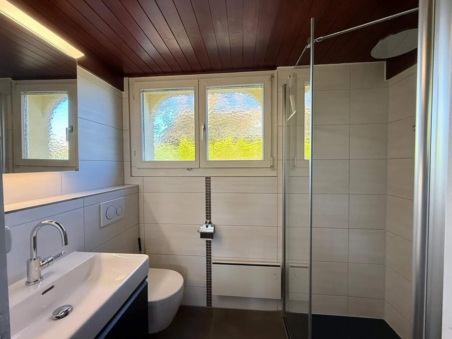 Charming 6.5 Room Single-Family House with Unobstructed Lake View - Photo 11 of 24