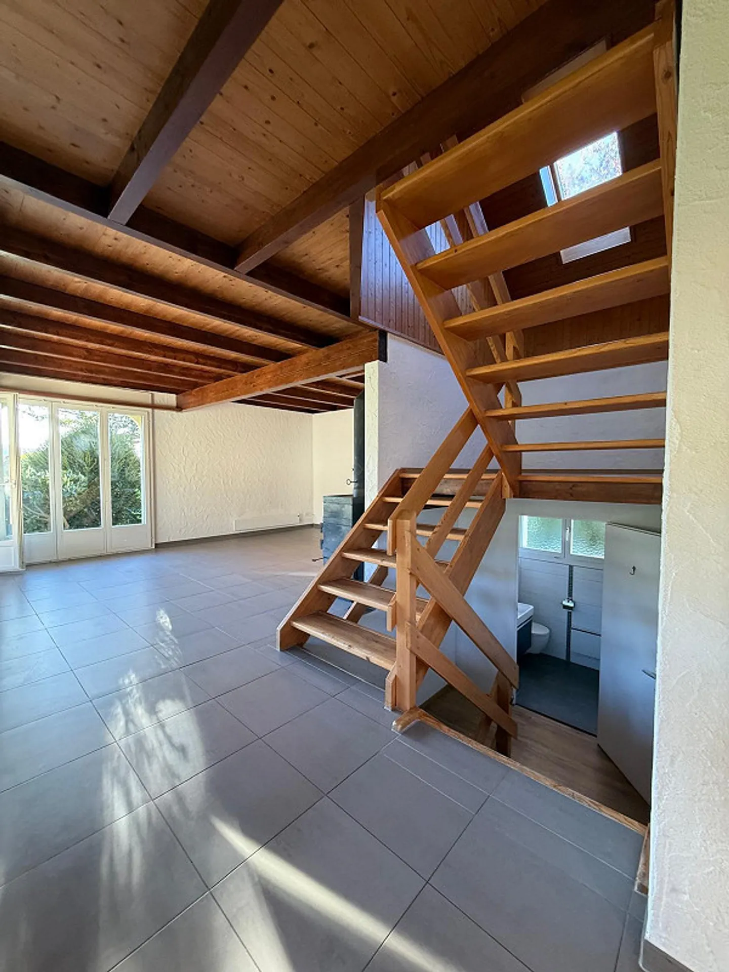 Charming 6.5 Room Single-Family House with Unobstructed Lake View - Photo 12 of 24