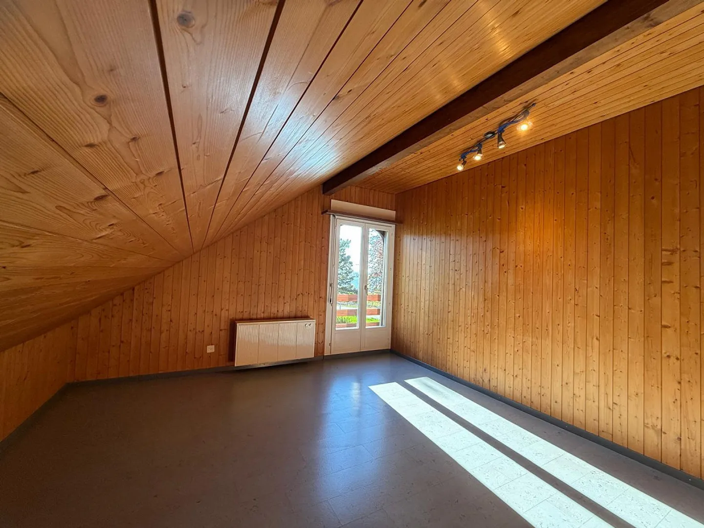 Charming 6.5 Room Single-Family House with Unobstructed Lake View - Photo 14 of 24