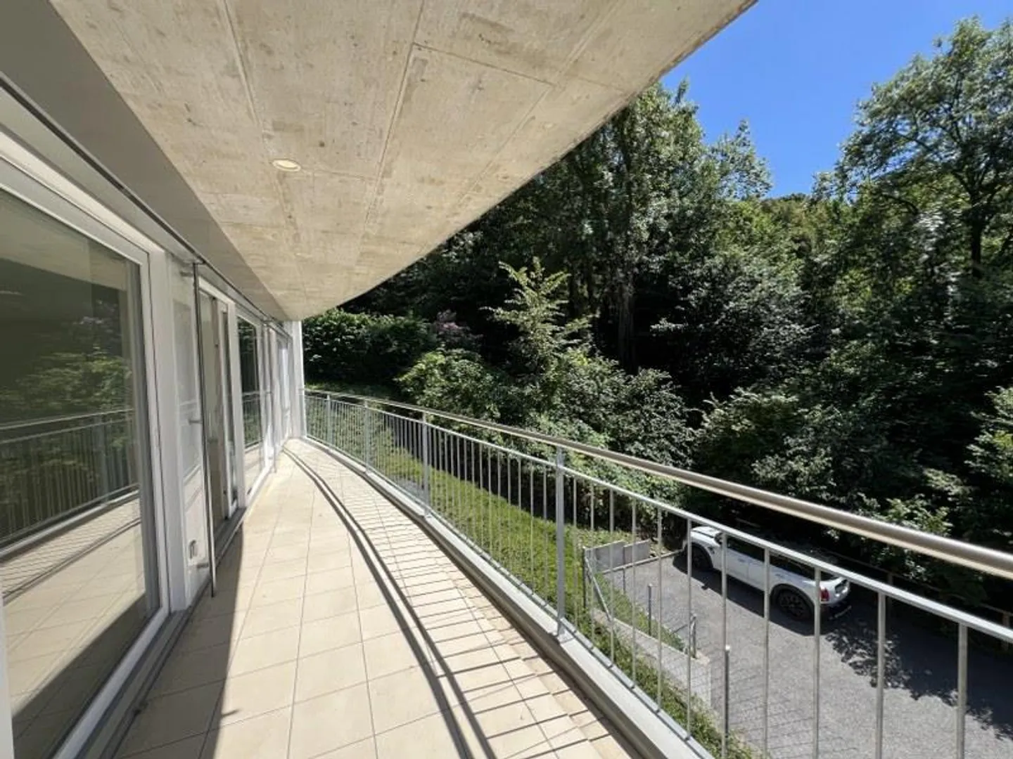 Appartamento con 3,5 stanze e grande terrazza, in un'area verde - Foto 2 di 11
