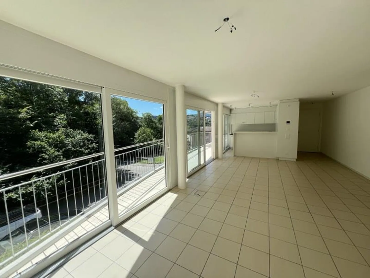 Appartamento con 3,5 stanze e grande terrazza, in un'area verde - Foto 4 di 11