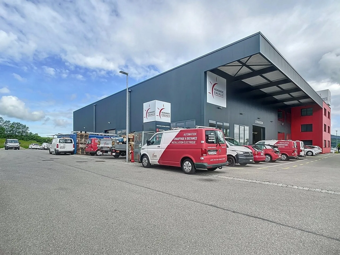 INDUSTRIEHALLE VON CA. 1.800 M² + BÜROOPTION VON CA. 500 M² - Foto 1 von 13