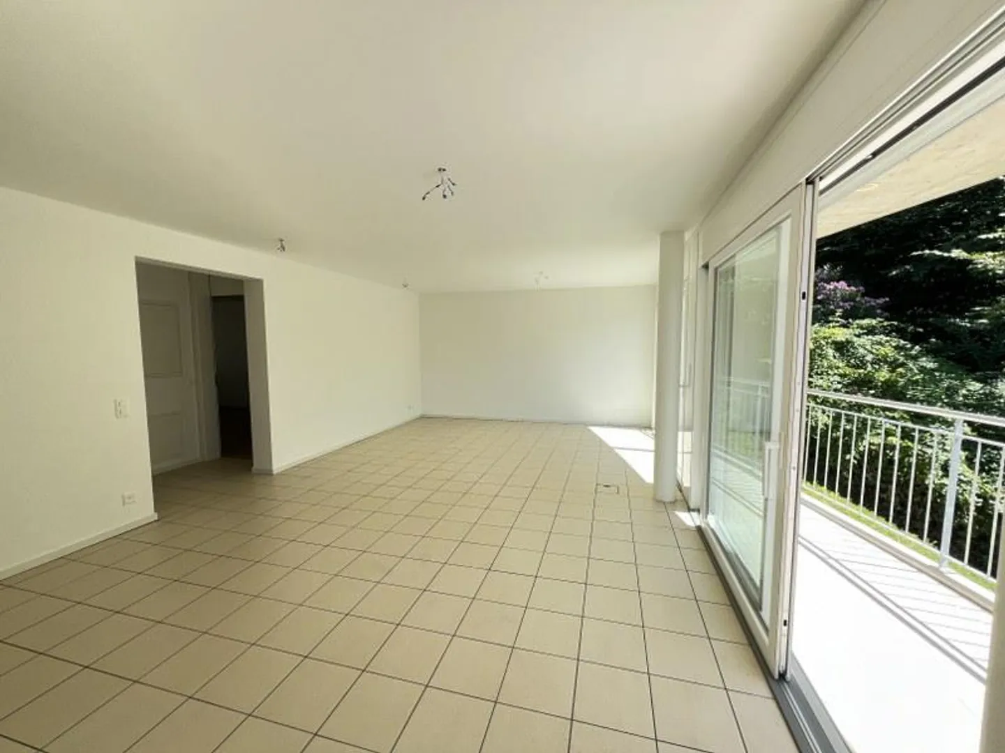 Appartamento con 3,5 stanze e grande terrazza, in un'area verde - Foto 5 di 11