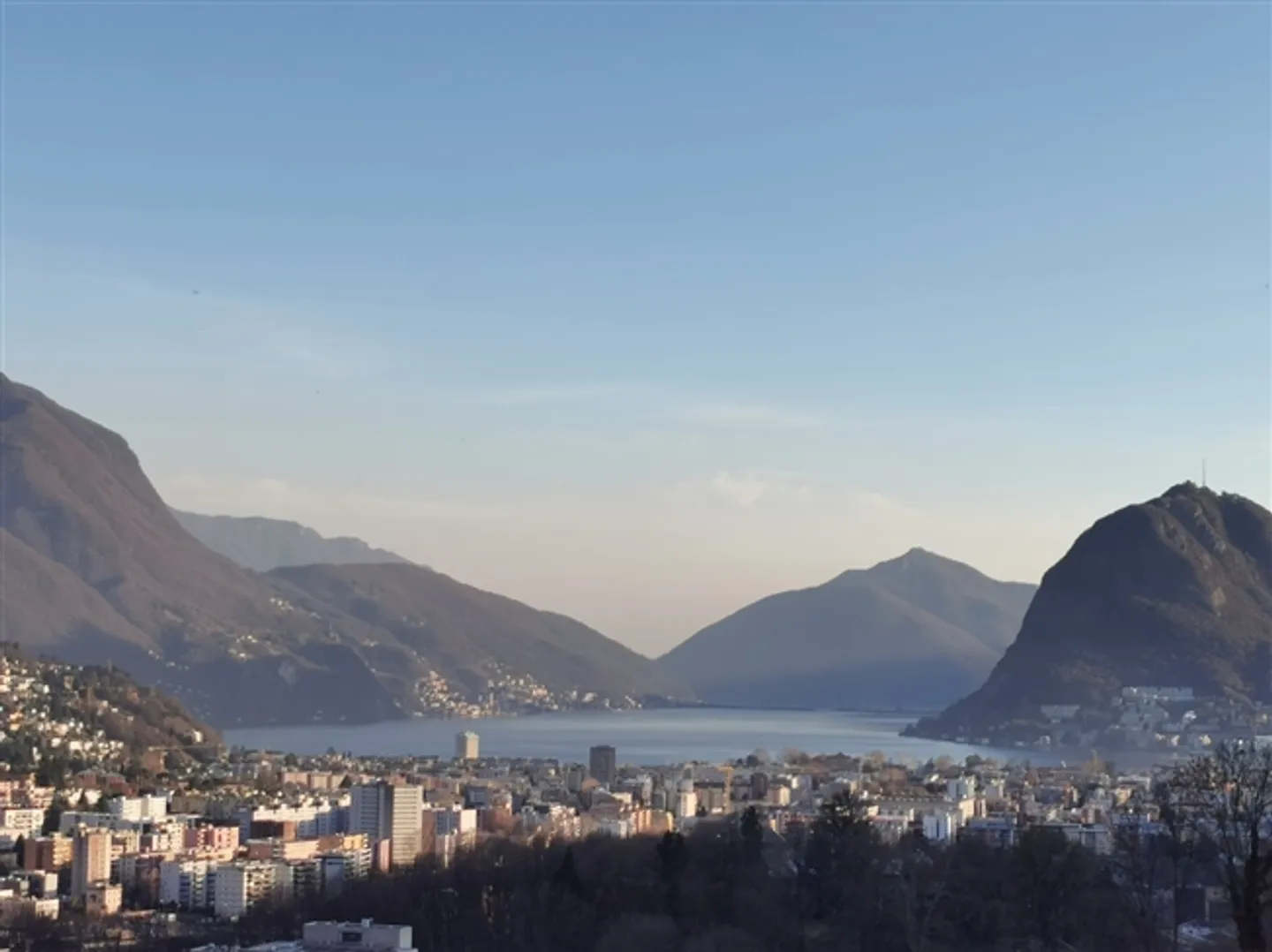 Affittiamo un appartamento di 3,5 stanze con giardino privato e vista lago - Foto 2 di 9