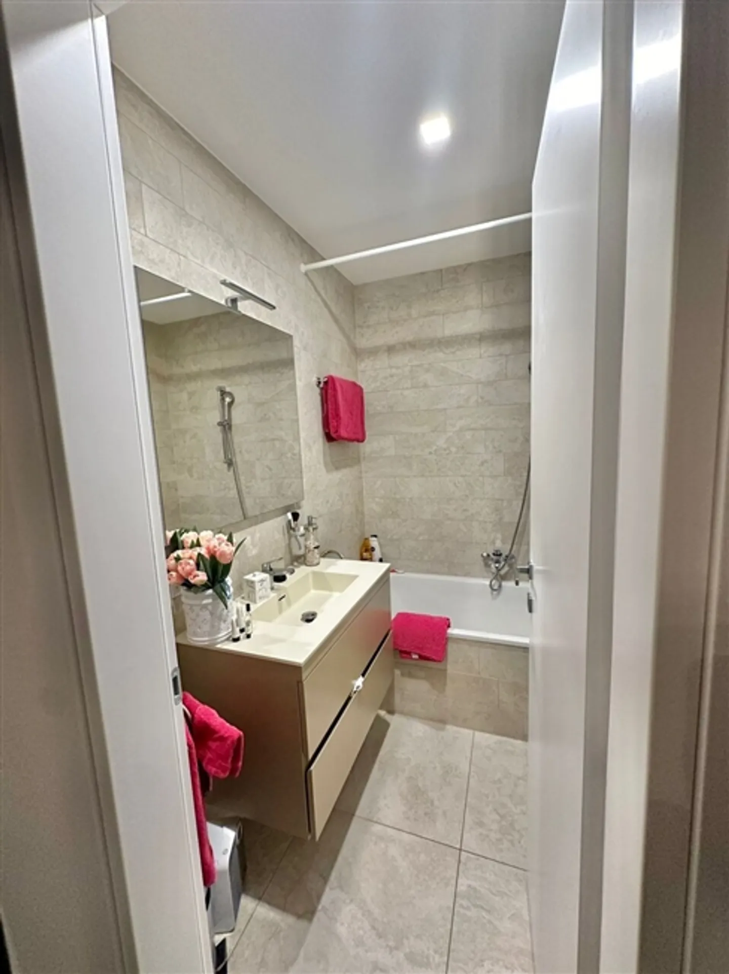 Affittiamo un appartamento di 3,5 stanze con giardino privato e vista lago - Foto 8 di 9