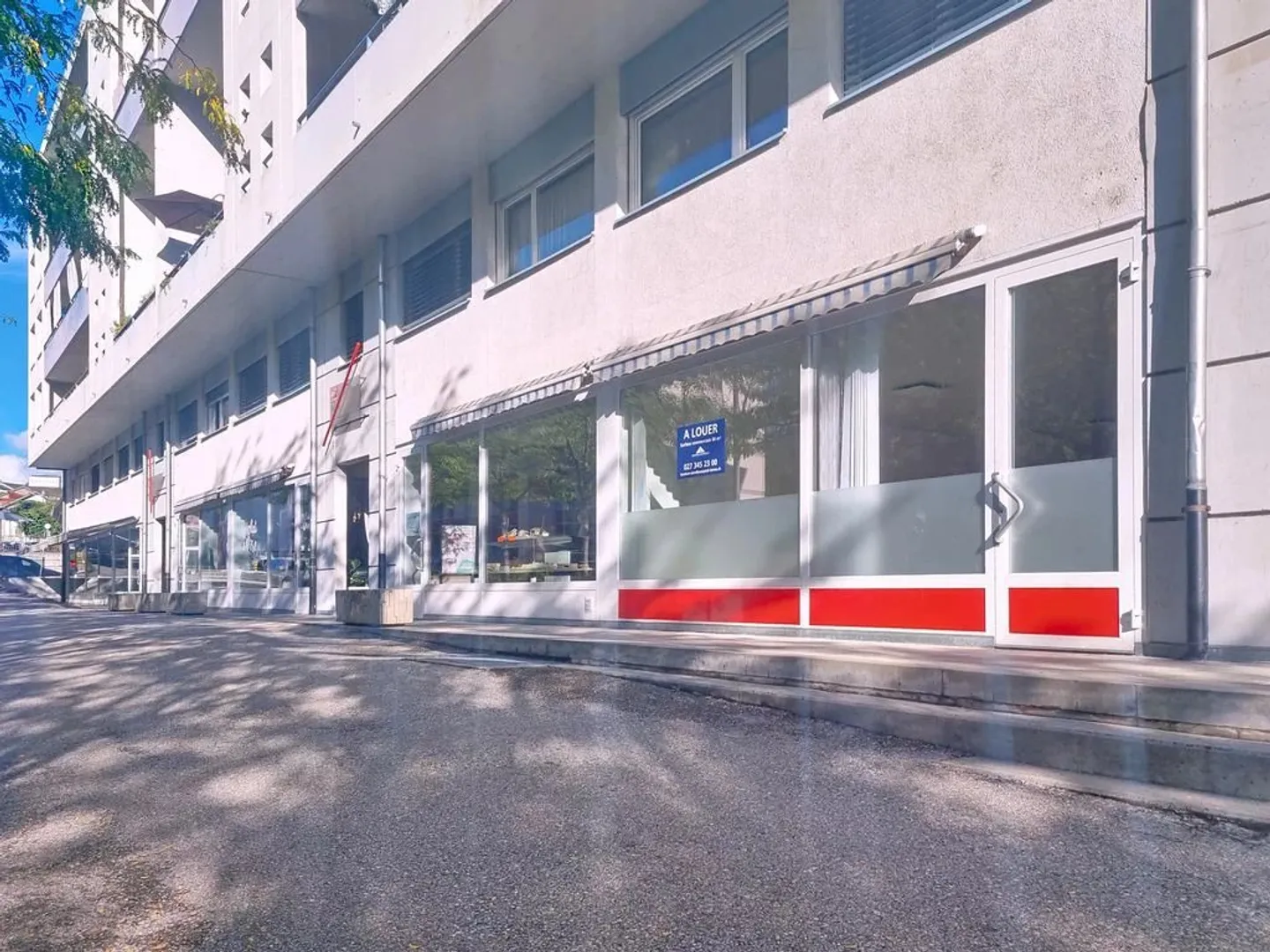For rent - 80 m² commercial arcade with excellent visibility - Photo 2 of 12