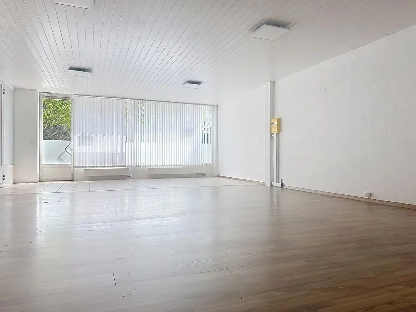 For rent - 80 m² commercial arcade with excellent visibility - Photo 3 of 12