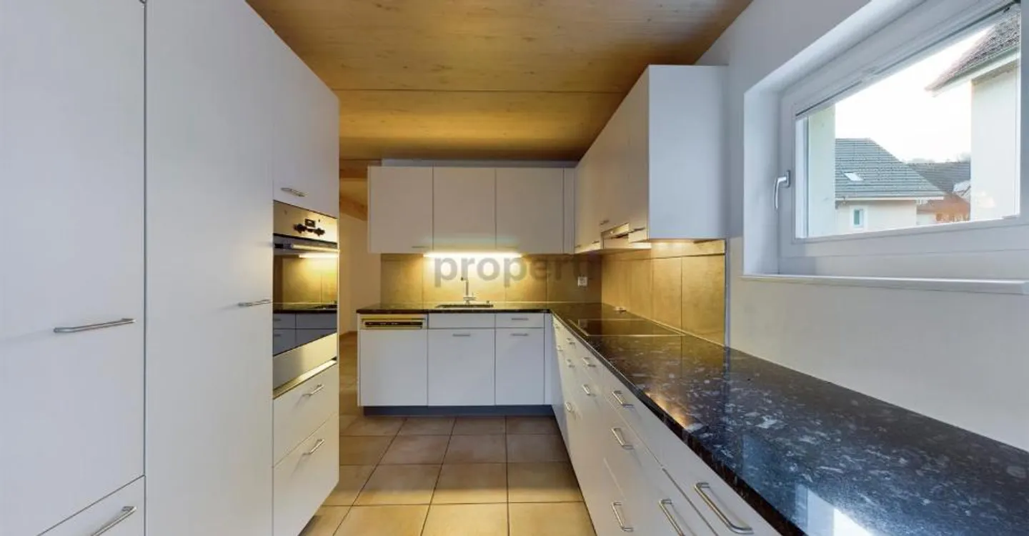 House-in-house feeling with 2 bathrooms and supermarket at the door - Photo 3 of 8