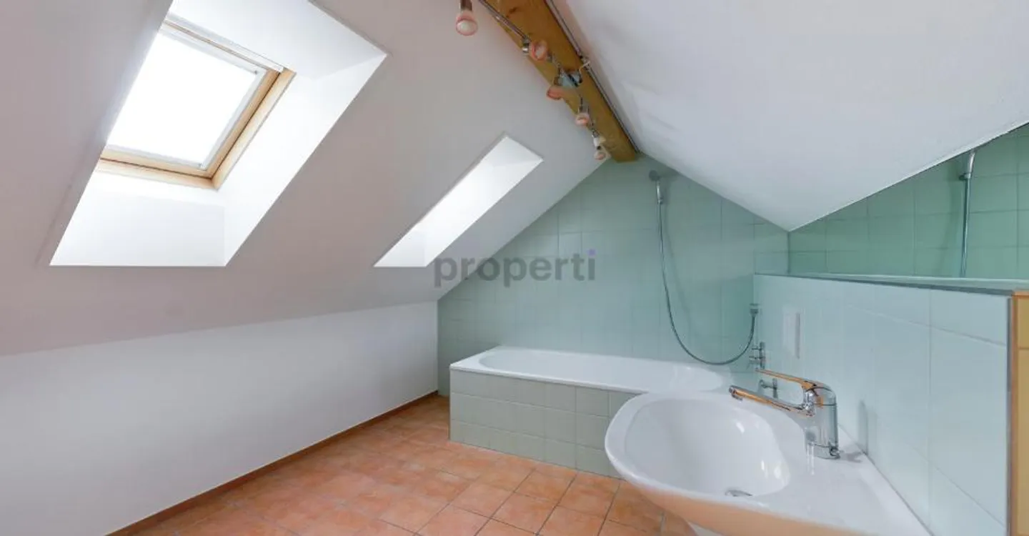 House-in-house feeling with 2 bathrooms and supermarket at the door - Photo 7 of 8