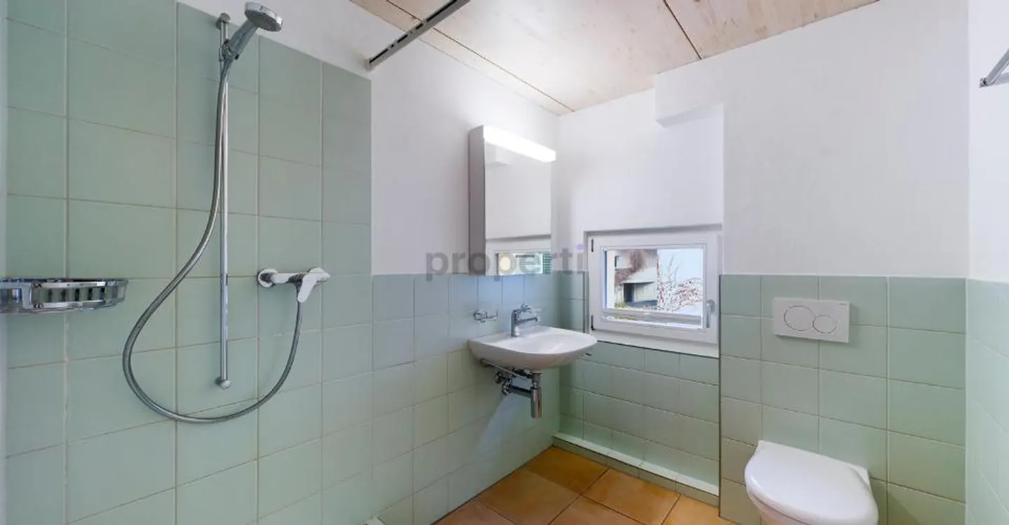 House-in-house feeling with 2 bathrooms and supermarket at the door - Photo 6 of 8