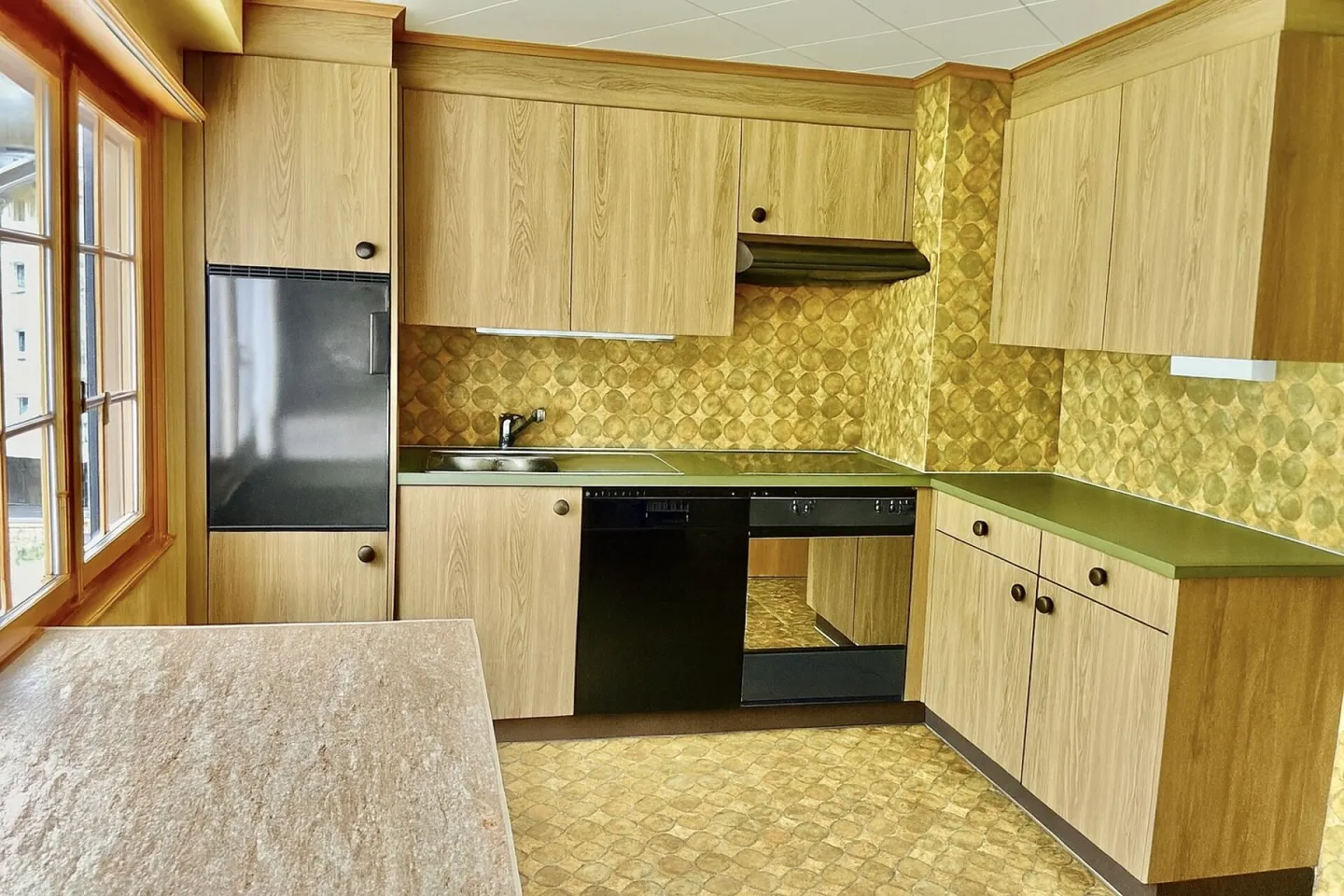 CHARMANTE UND ZENTRALE 4.5-ZIMMER-WOHNUNG MIT WUNDERBARER BERGPANORAMASICHT - Foto 8 von 10