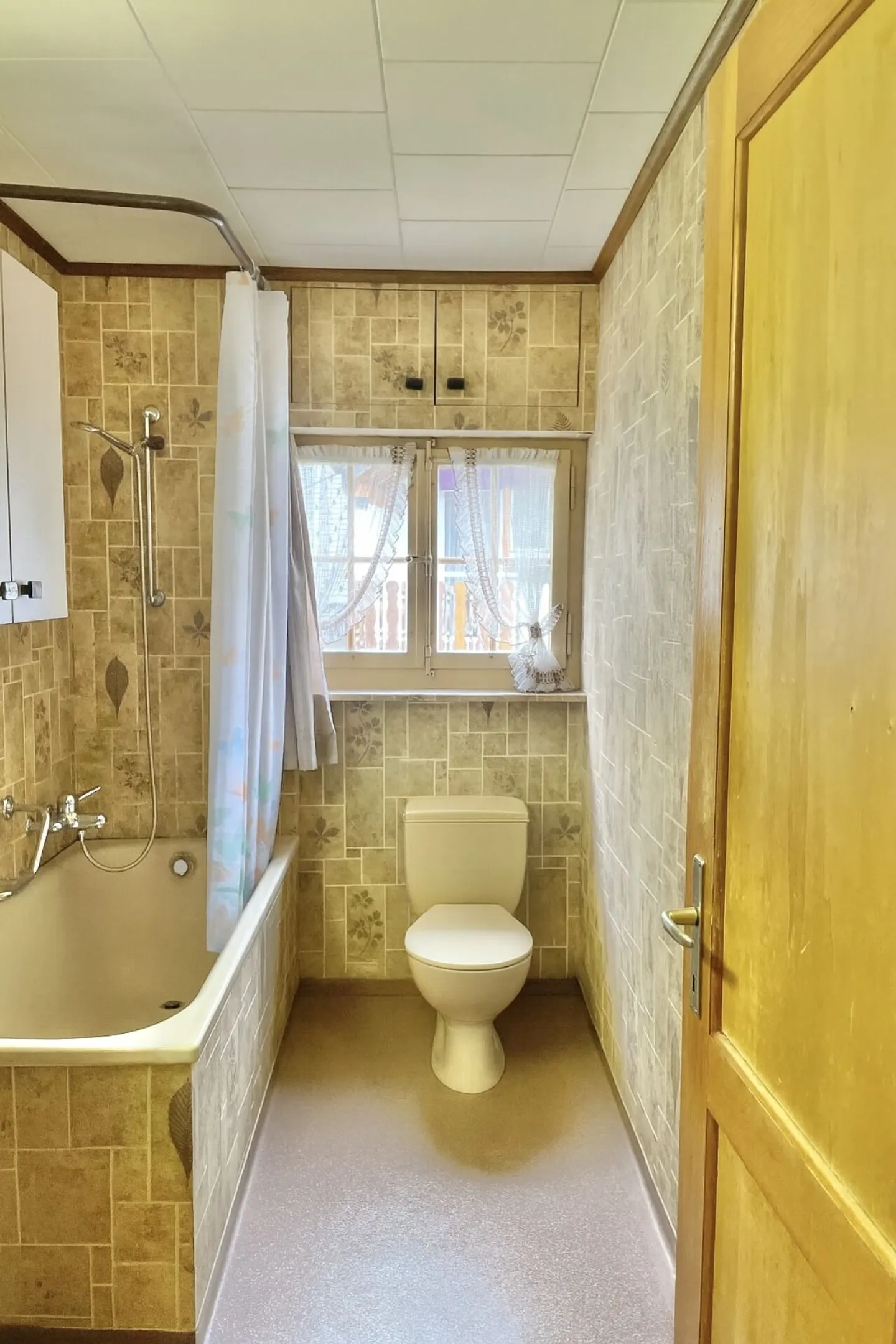 CHARMANTE UND ZENTRALE 4.5-ZIMMER-WOHNUNG MIT WUNDERBARER BERGPANORAMASICHT - Foto 9 von 10