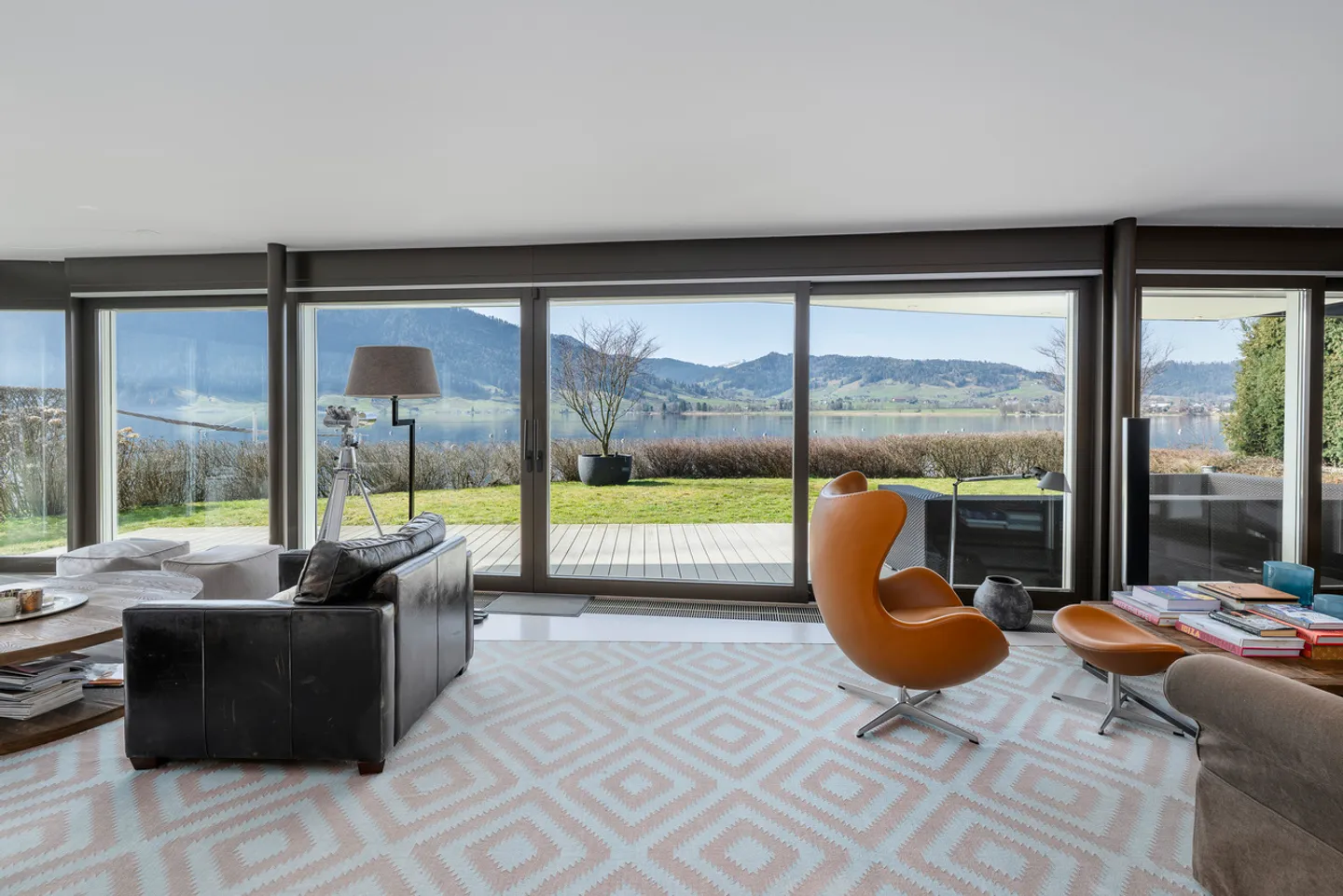 Offerta esclusiva: Appartamento giardino maisonette con accesso privato al lago - Foto 1 di 13