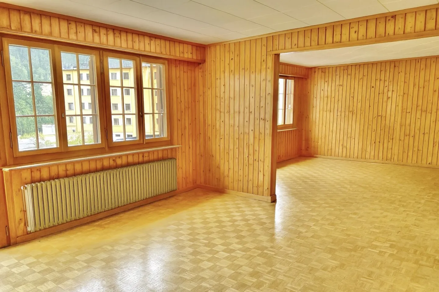 CHARMANTE UND ZENTRALE 4.5-ZIMMER-WOHNUNG MIT WUNDERBARER BERGPANORAMASICHT - Foto 4 von 10