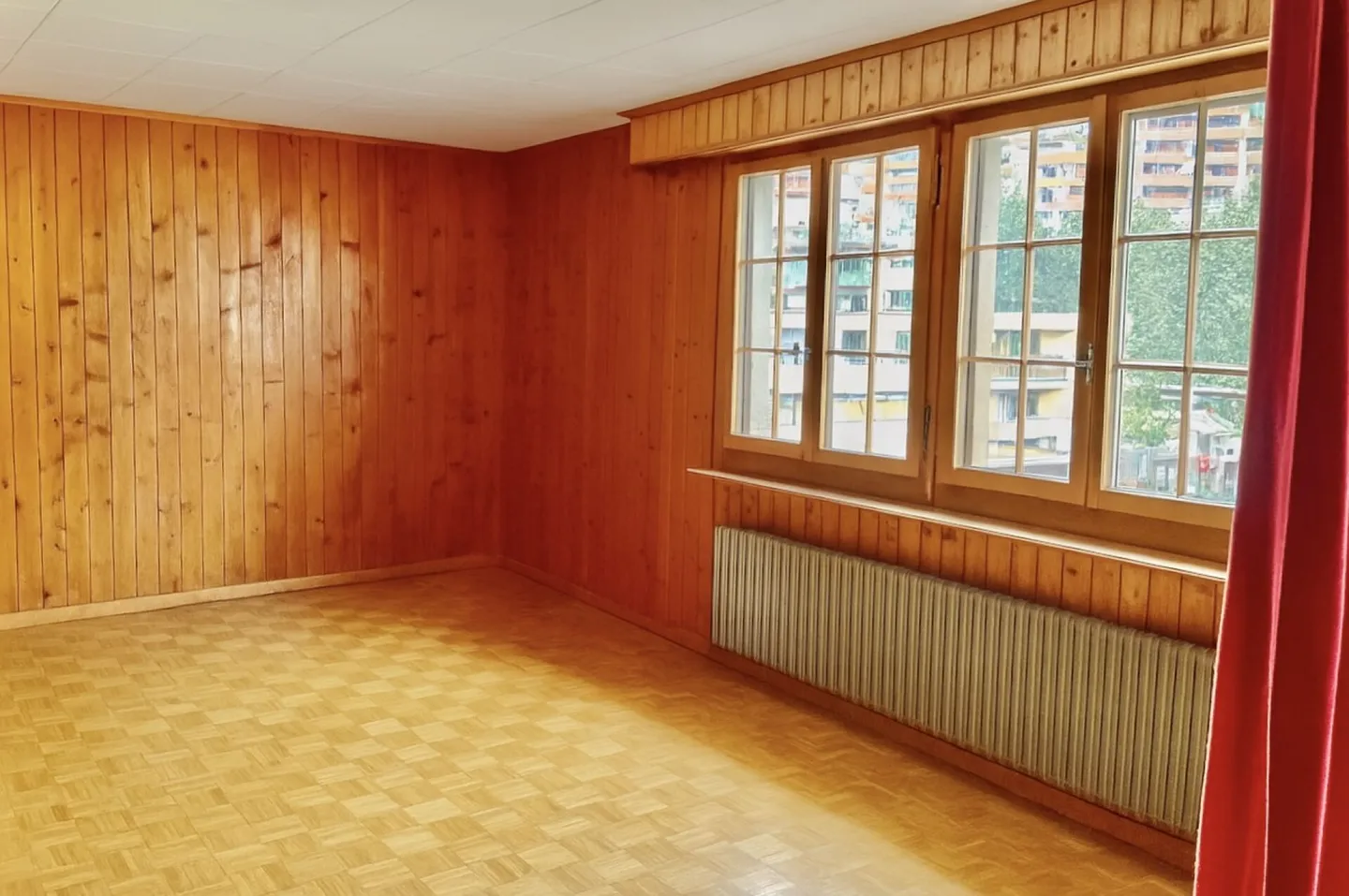 CHARMANTE UND ZENTRALE 4.5-ZIMMER-WOHNUNG MIT WUNDERBARER BERGPANORAMASICHT - Foto 5 von 10