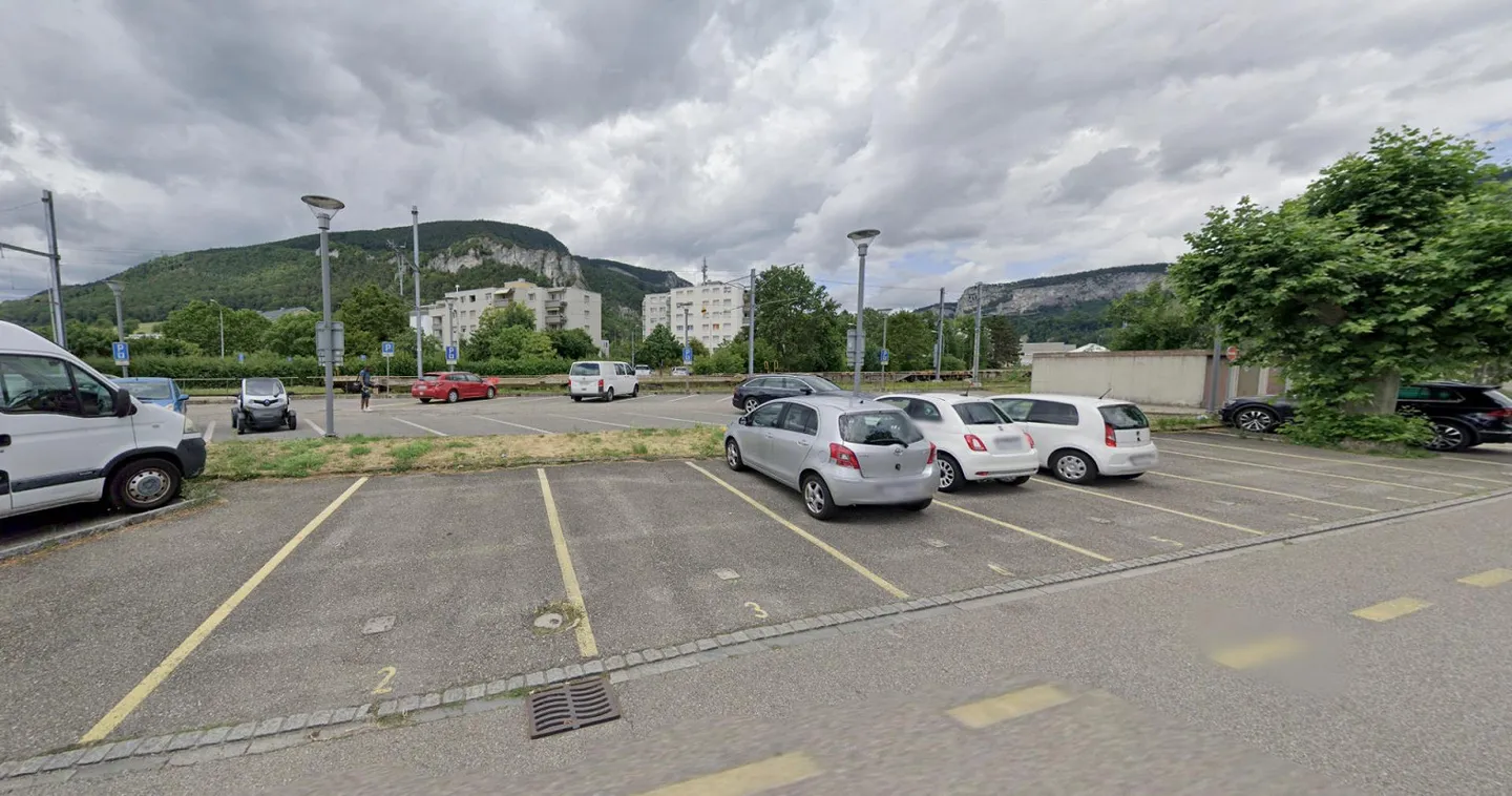 Parcheggio esterno alla stazione ferroviaria di Oensingen - Foto 1 di 2