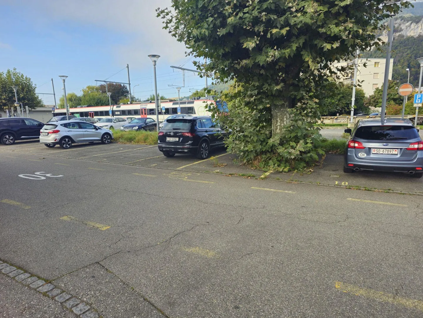 Parcheggio esterno alla stazione ferroviaria di Oensingen - Foto 2 di 2