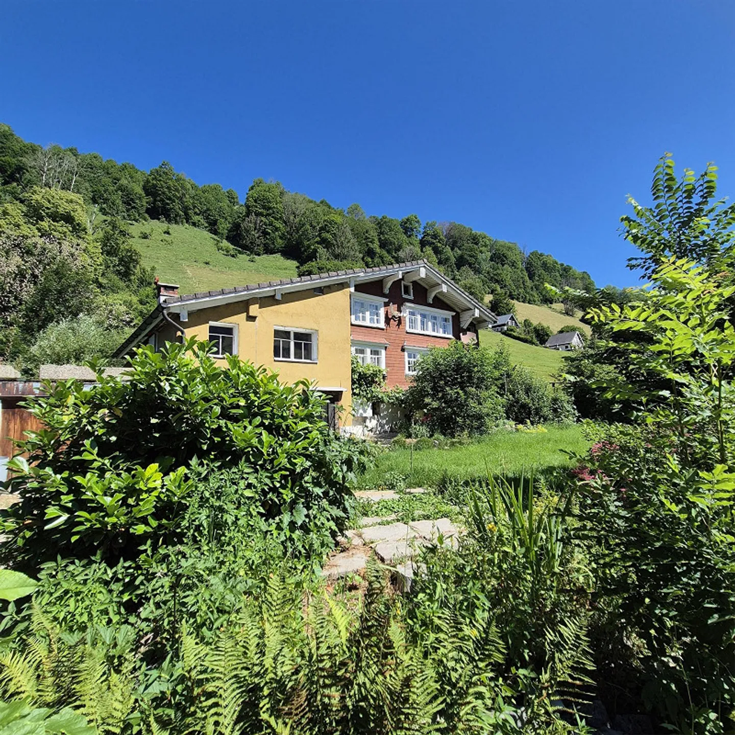 Maison résidentielle avec garage double détaché et jardin - Photo 1 sur 26